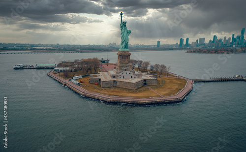 Statue of liberty from the skies © Carlos Santiago