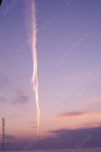 夕日と飛行機雲
