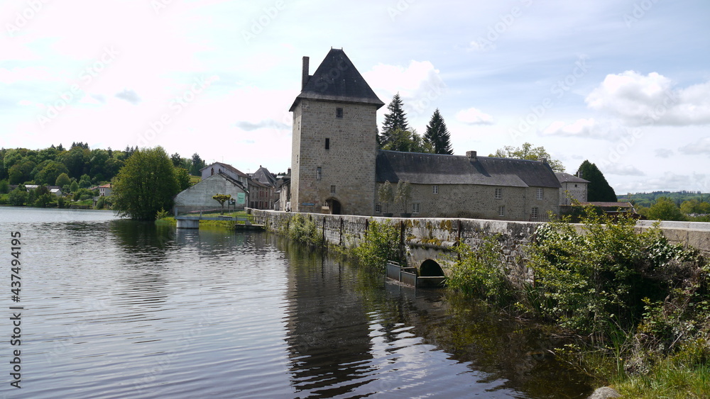 vieux village médiéval dans le Limousin (France)