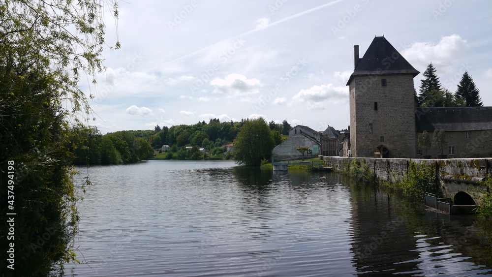 vieux village médiéval dans le Limousin (France) vieux village médiéval dans le Limousin (France)