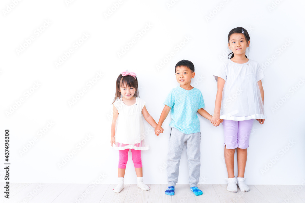 仲良く遊ぶ子どもたち 仲良く遊ぶ子どもたち