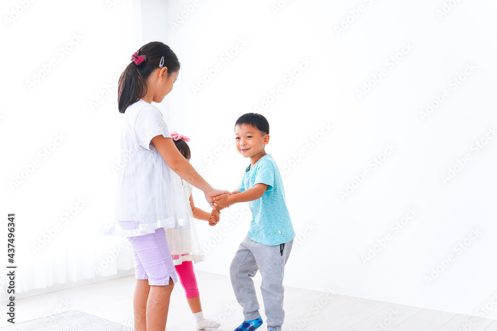 仲良く遊ぶ子どもたち