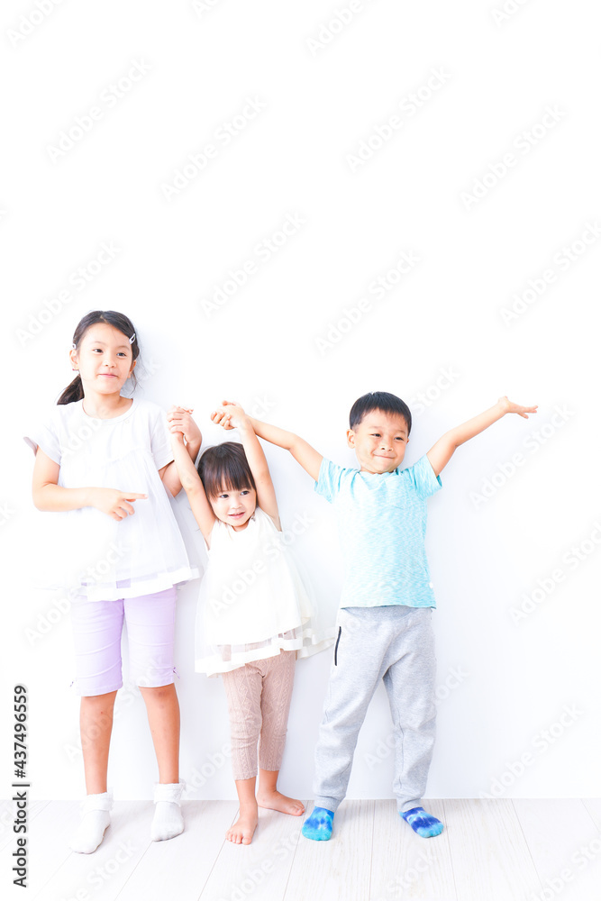 仲良く遊ぶ子どもたち 仲良く遊ぶ子どもたち