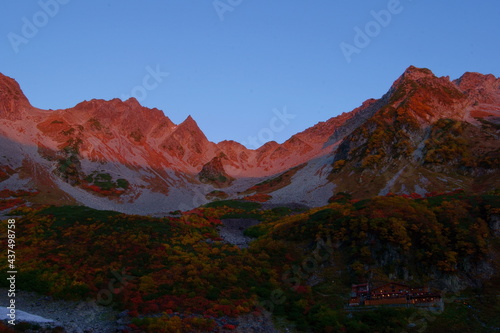 朝焼けの日本の山