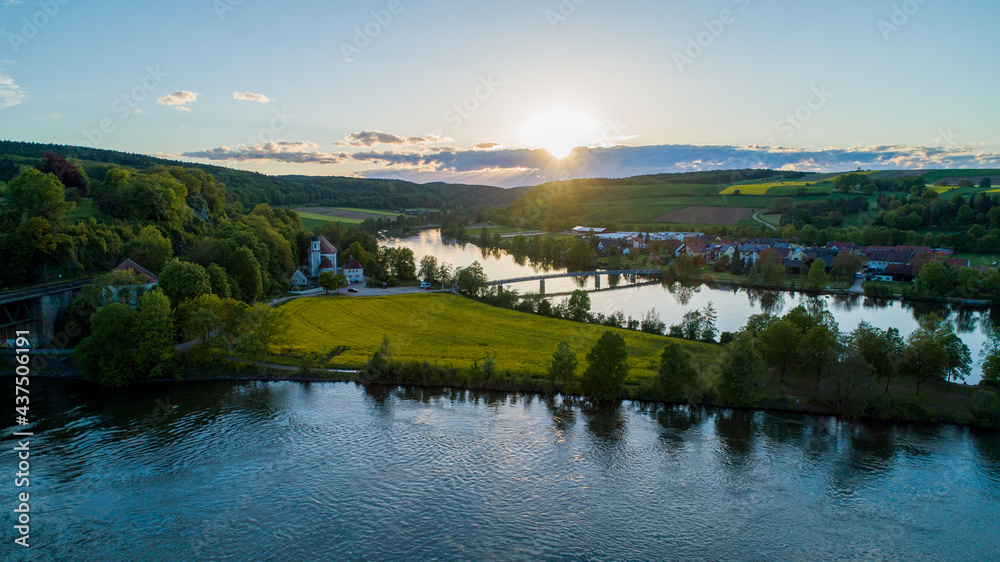 Wunderbarer sommerlicher Sonnenuntergang mit bayerischer Landschaft