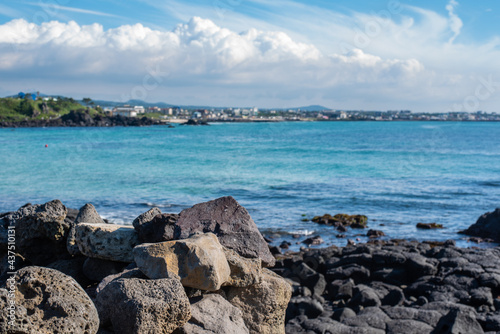 The beautiful emerald-colored sea of ​​Jeju Island is a popular tourist destination for Koreans.