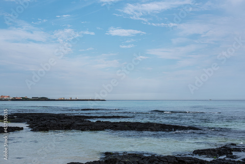 The beautiful emerald-colored sea of ​​Jeju Island is a popular tourist destination for Koreans.