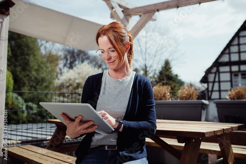 Frau auf der Terrasse