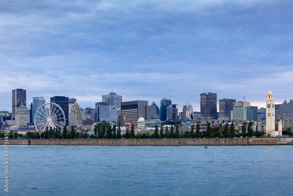 Naklejka premium Skyline view on Montreal Quebec