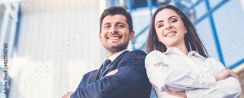 Canvas Print The smile man and woman stand on the background of the office center