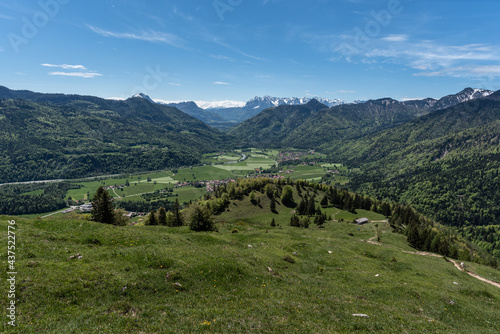 Bergblick ins Tal im Chiemgau im Frühjahr