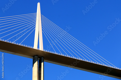 Pilier, tablier et câbles d'acier d'un pont haubané en béton armé. photo