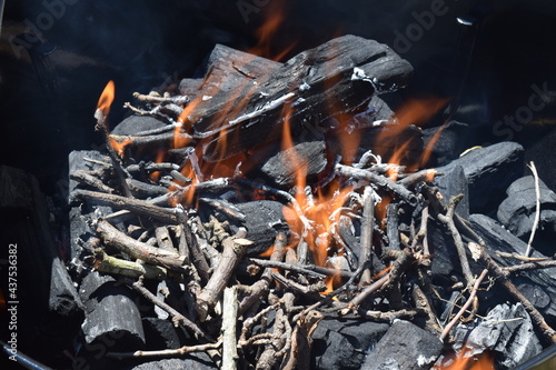 Barbecue allumage du feu grillade feu flammes charbon de bois braise photo