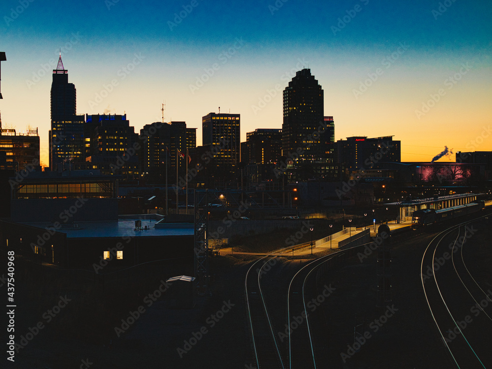 Fototapeta premium city skyline at dusk