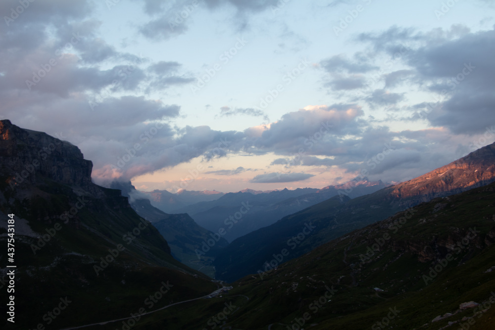 Wunderschöner Ausblick auf der Passhöhe des Klausenpass. Atemberaubende Lichtstimmung. Wunderschöner Ausblick auf der Passhöhe des Klausenpass. Atemberaubende Lichtstimmung.