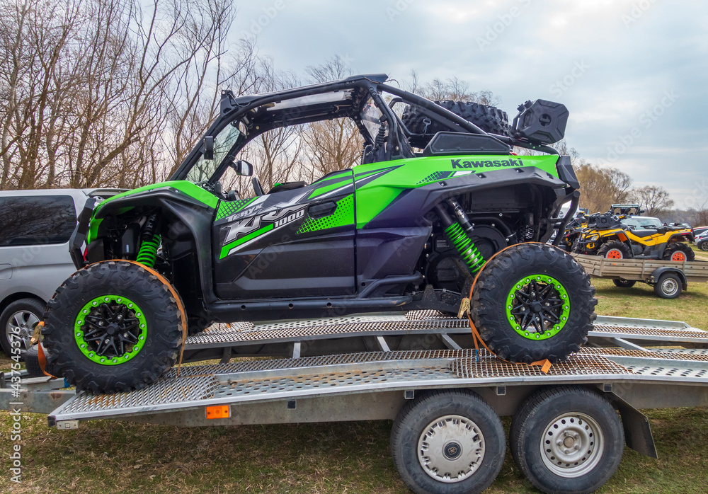 Afipsip, Russia - October 31, 2020: Green Kawasaki Teryx buggy on trailer  ready for Mud Racing contest. ATV SSV motobike competitions are popular  extreme sport and outdoor activity. Photos | Adobe Stock