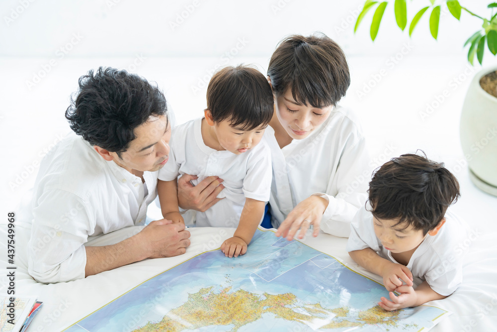 地図を使って楽しく勉強する親子・地図を使って旅行の計画を立てる親子 地図を使って楽しく勉強する親子・地図を使って旅行の計画を立てる親子