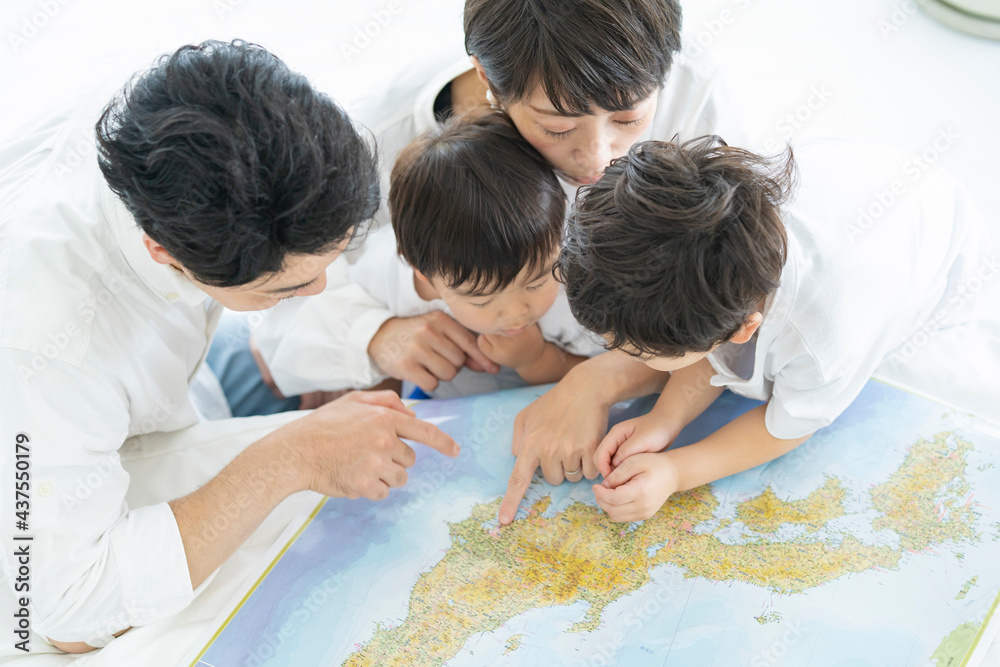 地図を使って楽しく勉強する親子・地図を使って旅行の計画を立てる親子 地図を使って楽しく勉強する親子・地図を使って旅行の計画を立てる親子