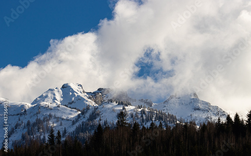 Wunderschöner Himmel in schneebedeckten Bergen