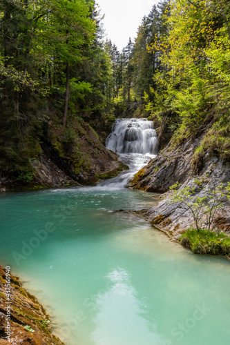 Idyllischer Wasserfall Obernachkanal bei Wallgau in Oberbayern