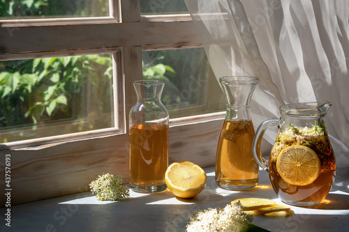 Fotografia ElderFlower Cordial homemade syrup made from freshly picked elder flowers for use in cooking and desserts