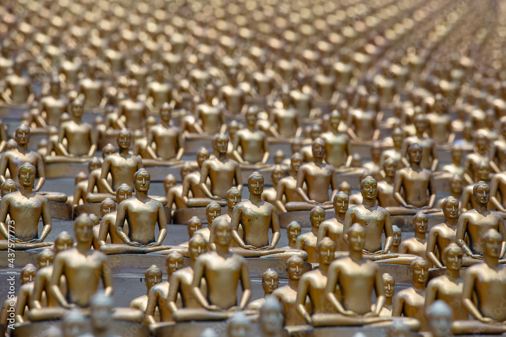 Wunschmotiv: Million golden Buddha figurine in Wat Phra Dhammakaya. Buddhist temple, Bangkok, Thaila