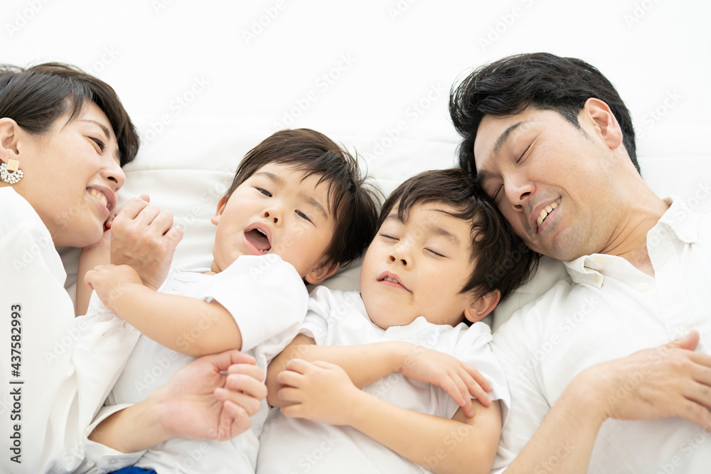 寄り添って横になる家族4人 寄り添って横になる家族4人