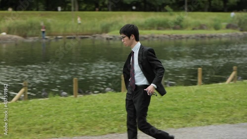 コロナ禍に川原でビジネスパーソンが自暴自棄になってマスクを外す3