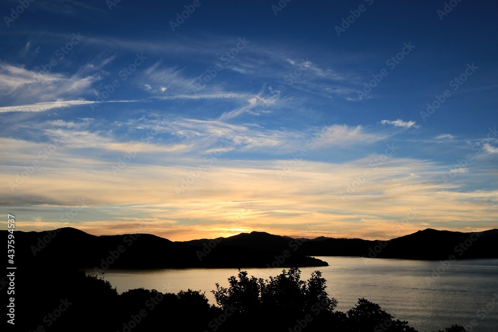 薄雲の夕焼けに染まるリアス式海岸【ニュージーランド・マールボロサウンド】