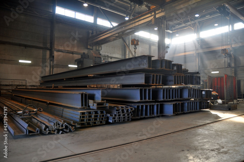 Storage of rolled metal products in the warehouse