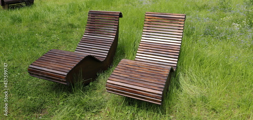Foto two loungers in a park