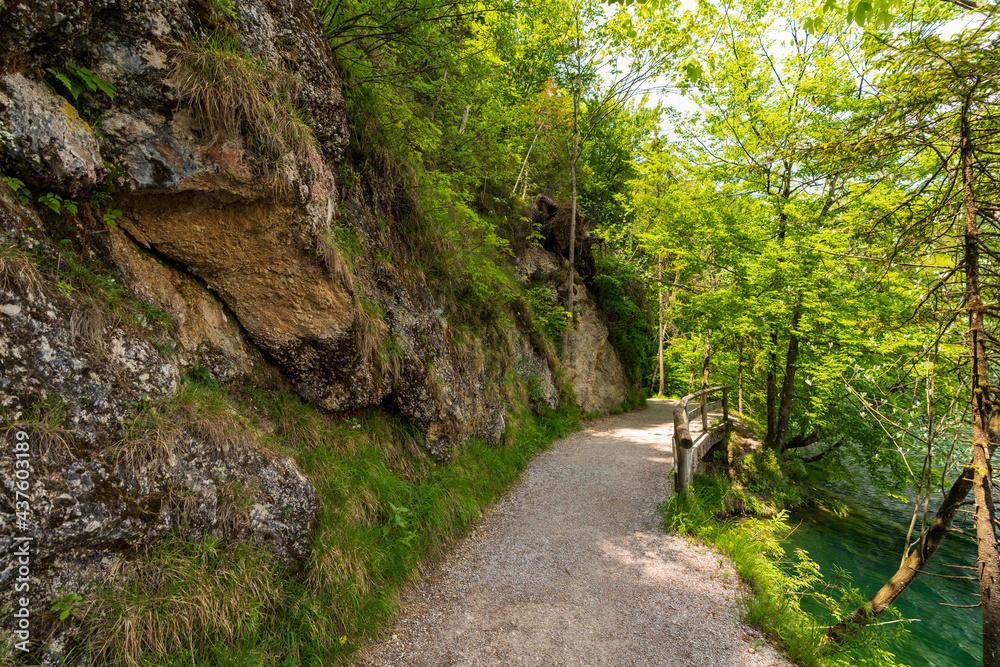 Wanderweg am Hechtsee bei Kufstein in Tirol Österreich