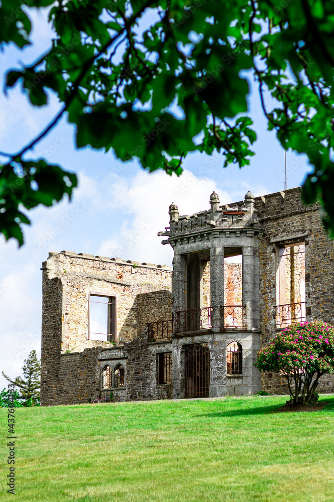 Fototapeta premium Château du Mont de Cerisy-Belle-Etoile avec les rhododendrons en fleurs.