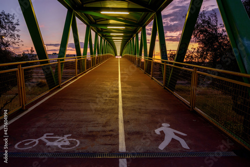 Puente para peatones y bicicletas al atardecer en Madrid