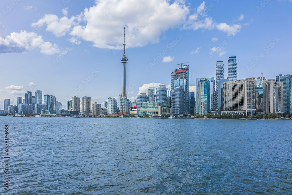 Obraz premium The beautiful Toronto's skyline over Lake Ontario. Urban architecture of Toronto city. Ontario, Canada.