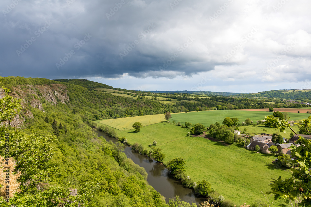 Paysage de la Suisse normande le long de l’Orne à Clécy sous un ciel couvert (Normandie)