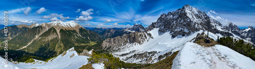 Wanderurlaub im schönen Bayern: Blick vom Steinkarkopf Gipfel / Wörnerkopf / Wörnersattel auf Mittenwald © Frank Lambert