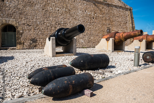  Valletta, Malta: Navy cannon exhibition in history war museum in a star fort Fort Saint Elmo.