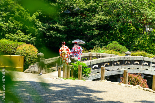 日本庭園の参道からの景色「庭木・松・橋・古典庭園」新緑イメージ Scenery from the approach to the Japanese garden 