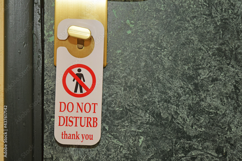 A l'hôtel : affichette do not disturb, thank you, ne pas déranger