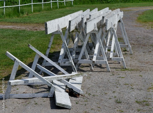 Absperrgitter auf einer Pferde-Rennbahn photo