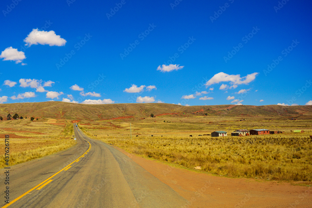 Carretera de Tiahuanaco a la Paz, Bolivia, viajando por el altiplano, los andes en sur américa.