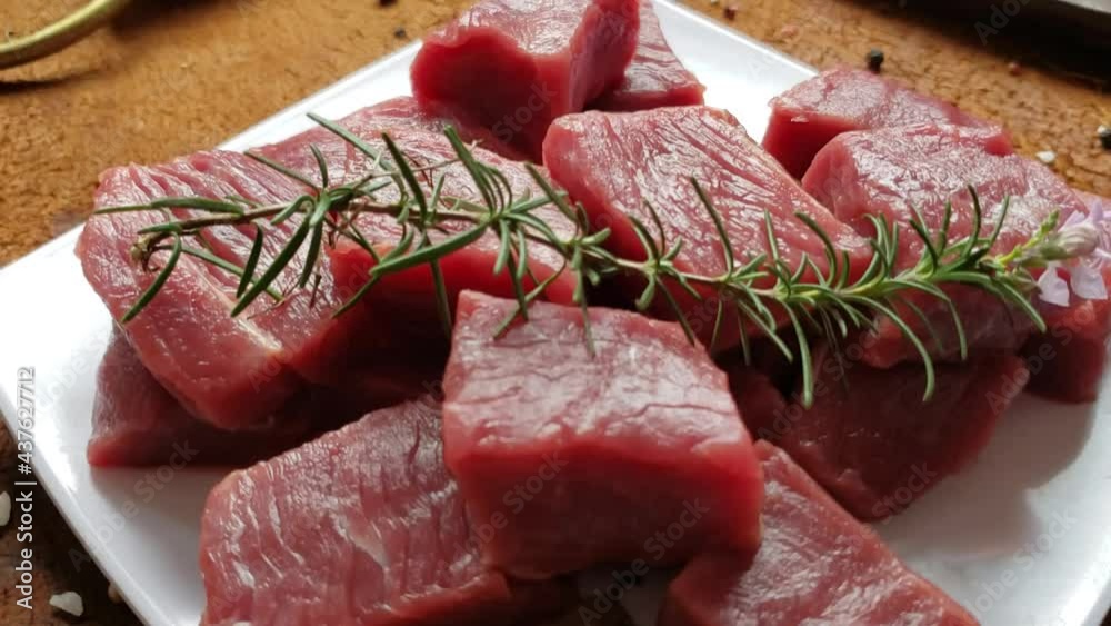 Carne fresca vacuna cortada en cubos es lo mejor