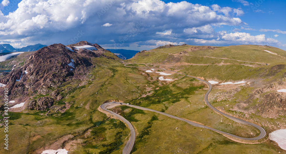 Fototapeta premium Beartooth Highway winding scenic drive - vista of the pass 