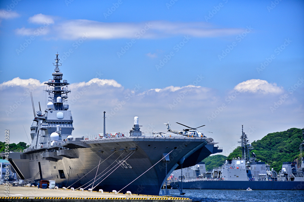 【神奈川】横須賀 ヴェルニー公園から見た艦船 出雲 【神奈川】横須賀 ヴェルニー公園から見た艦船 出雲