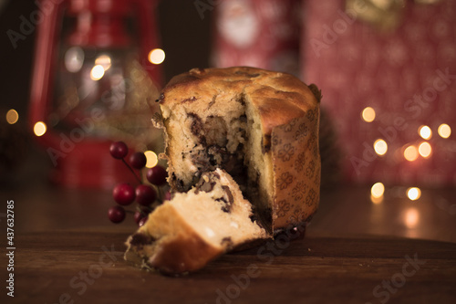 Chocotone e panetone trufado de natal cortado mostrando recheio escorrendo