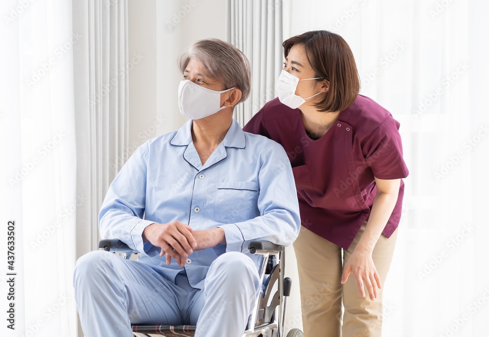 車いすに乗る男性と女性介護士
