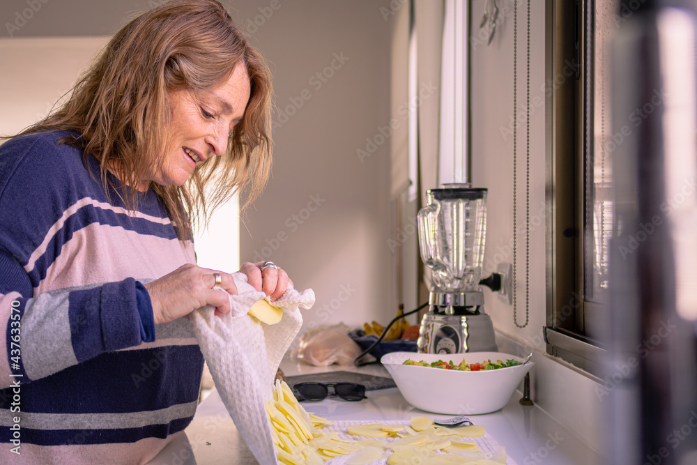 Obraz premium woman in kitchen