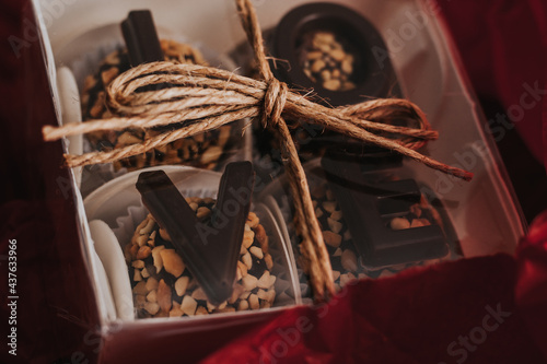 Brigadeiros em uma caixa escrito love em chocolate