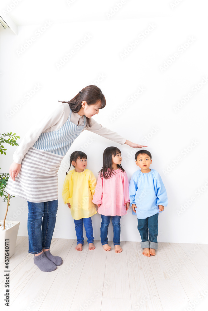 背比べをする子どもたち